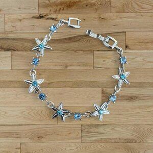 Silver Star / Flower chain bracelet with baby blue sparkly gem stones 🩵